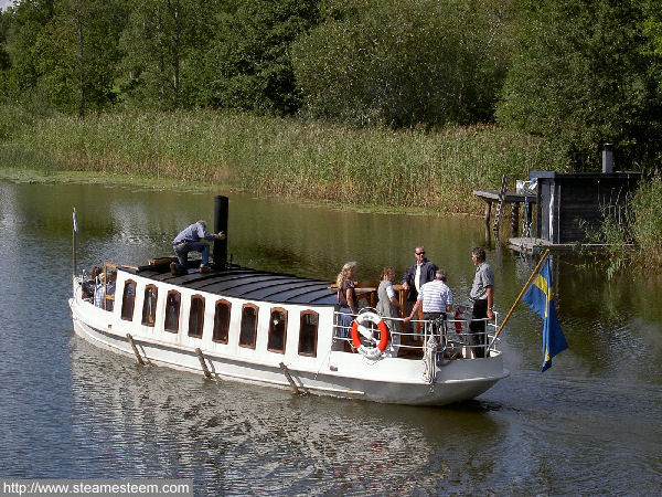 The funnel is about to be folded so the steamboat Munter can pass under a bridge