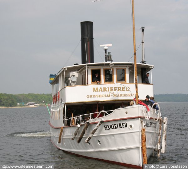Steamship Mariefred departing Mariefred