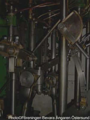Steam engine with Stephenson's link-motion